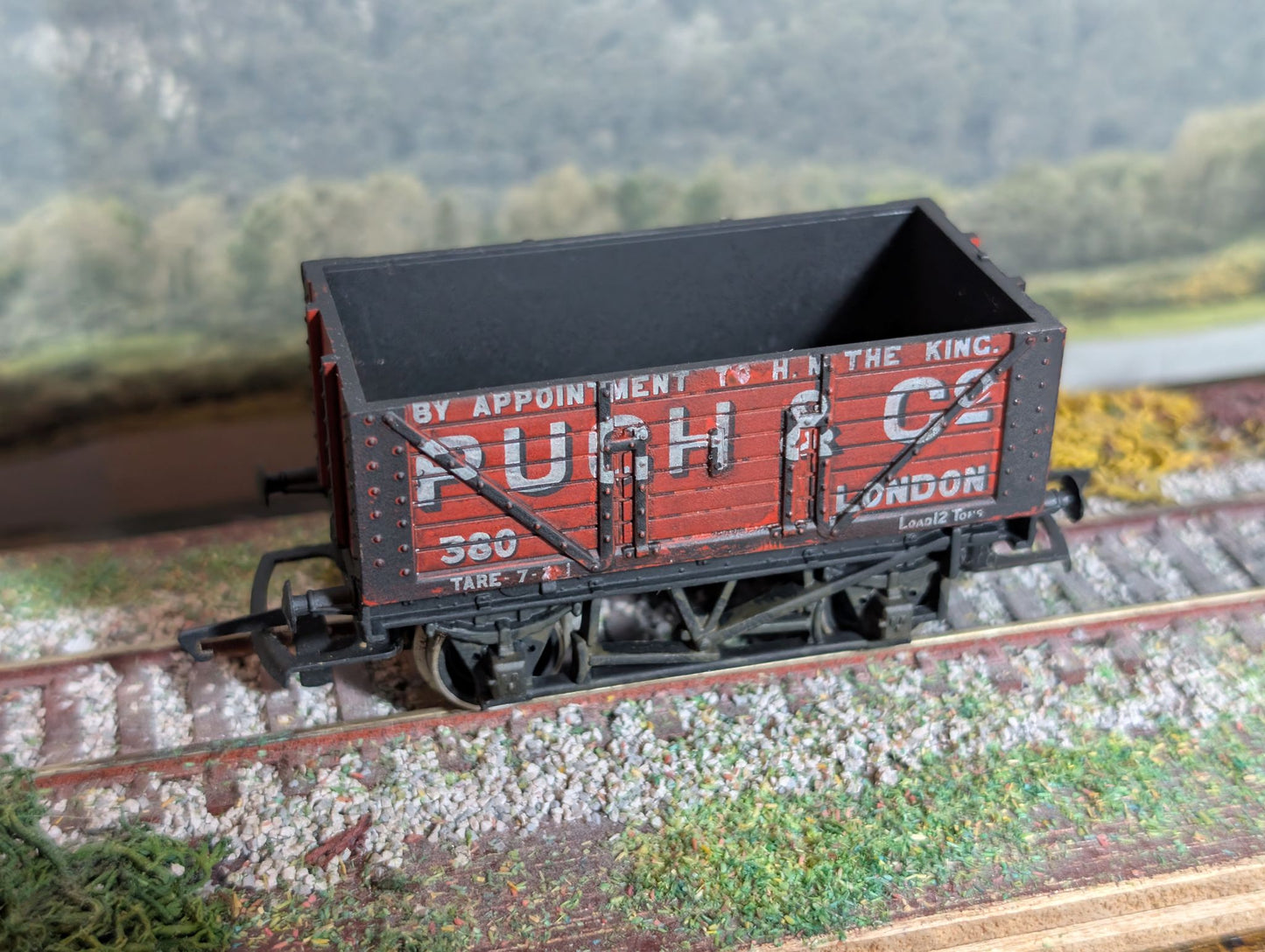 Hornby R010 - 7 Plank Pugh & Co Open Coal wagon (Medium Weathering)