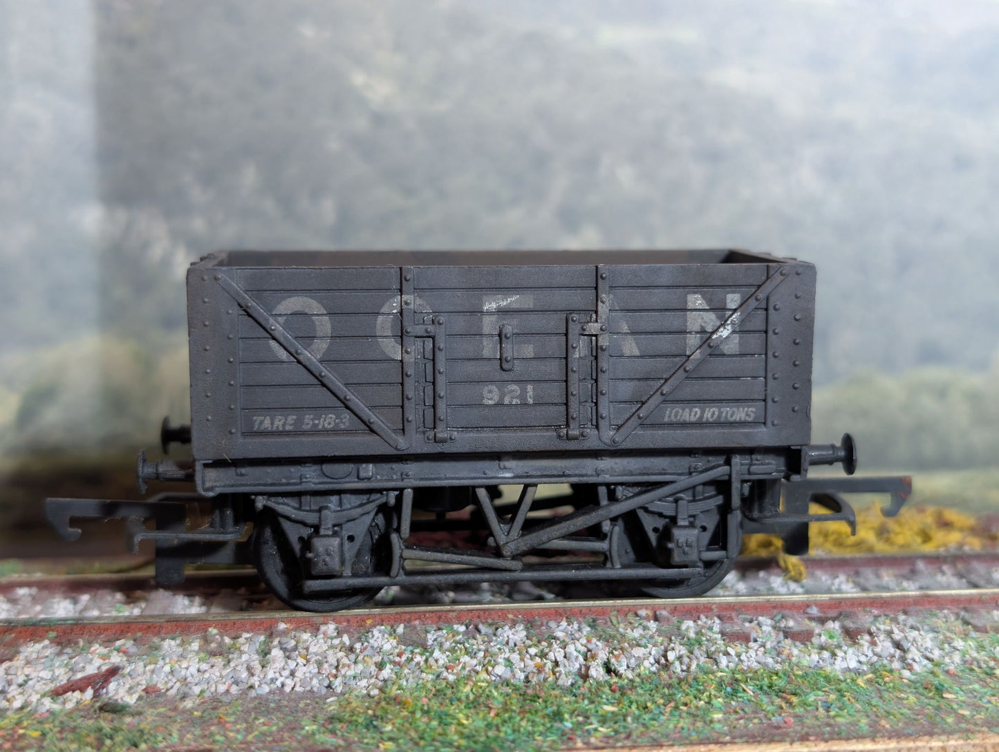 Hornby R009 - 7 Plank Ocean Coal wagon (Heavy Weathering)