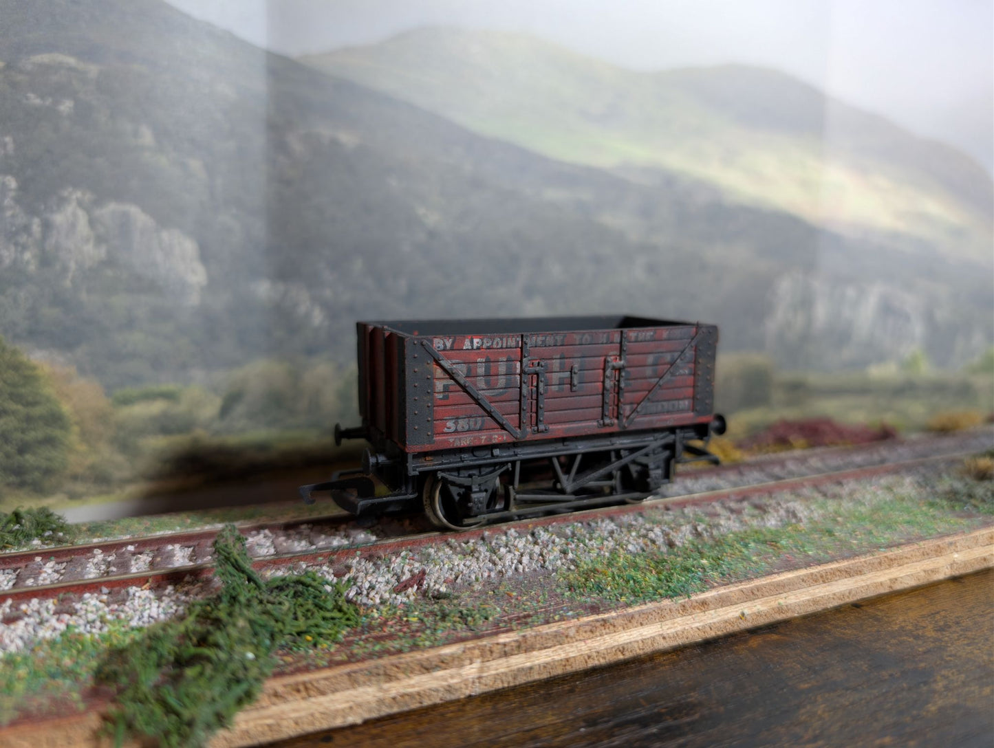 Hornby R010 - 7 Plank Pugh & Co Open Coal wagon (Heavy Weathering)