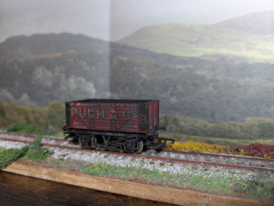 Hornby R010 - 7 Plank Pugh & Co Open Coal wagon (Heavy Weathering)