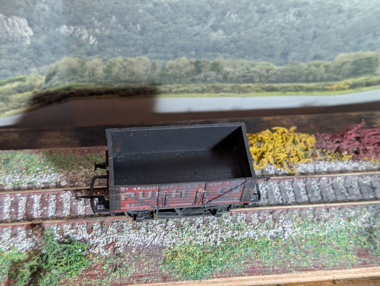 Hornby R010 - 7 Plank Pugh & Co Open Coal wagon (Heavy Weathering)