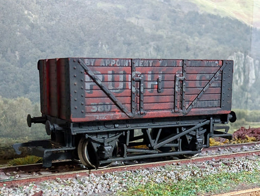 Hornby R010 - 7 Plank Pugh & Co Open Coal wagon (Heavy Weathering)