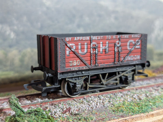 Hornby R010 - 7 Plank Pugh & Co Open Coal wagon (Medium Weathering)