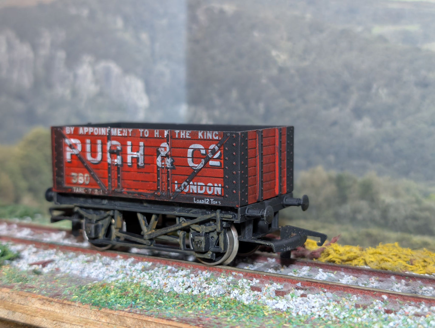 Hornby R010 - 7 Plank Pugh & Co Open Coal wagon (Medium Weathering)