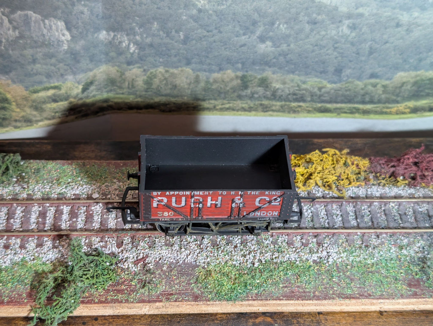 Hornby R010 - 7 Plank Pugh & Co Open Coal wagon (Medium Weathering)
