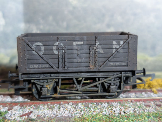 Hornby R009 - 7 Plank Ocean Coal wagon (Heavy Weathering)