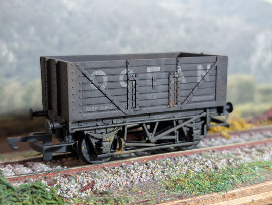 Hornby R009 - 7 Plank Ocean Coal wagon (Heavy Weathering)