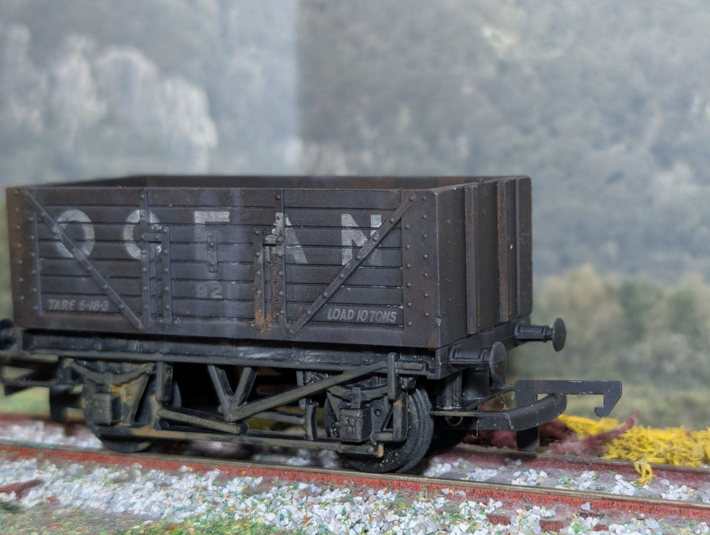 Hornby R009 - 7 Plank Ocean Coal wagon (Heavy Weathering)