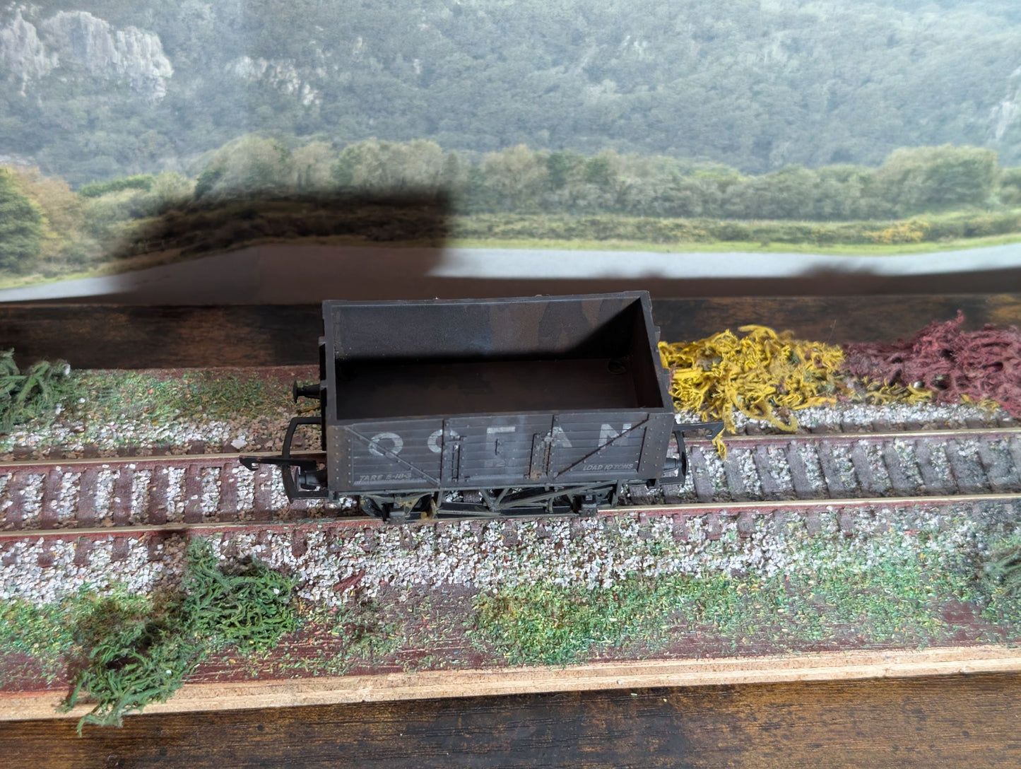Hornby R009 - 7 Plank Ocean Coal wagon (Heavy Weathering)