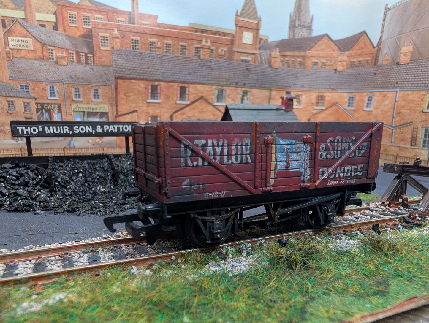 Bachmann 33-104 7 plank wagon R Taylor & Sons (Heavy Weathering)