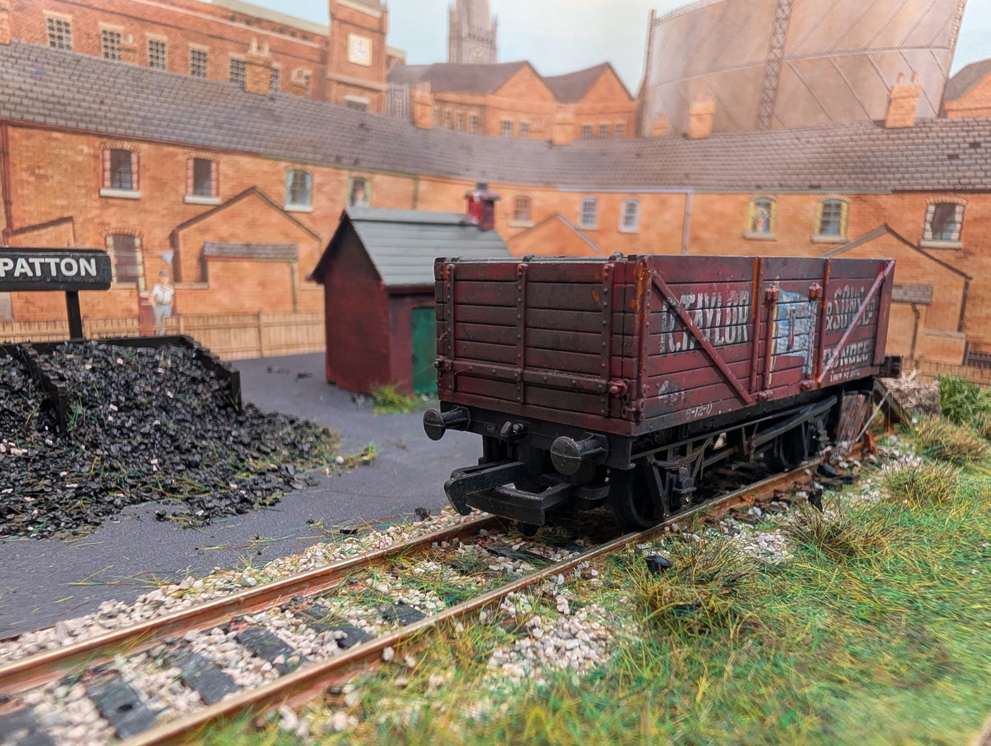 Bachmann 33-104 7 plank wagon R Taylor & Sons (Heavy Weathering)